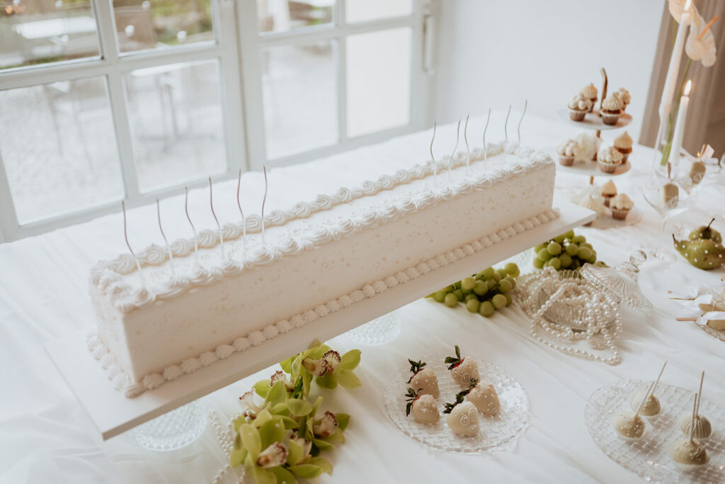 Sweet Table mit Sheet Cake Hochzeitstorte - Heiraten auf Schloss Dachau - begleitet von Glanz Hochzeiten Hochzeitsplaner München