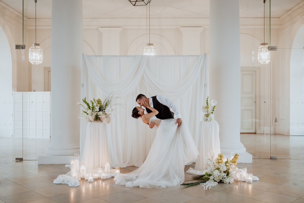 Brautpaar vor dem Traualtar im Glassalon Schloss Dachau - Heiraten in Dachau begleitet von Glanz Hochzeiten Hochzeitsplaner aus München