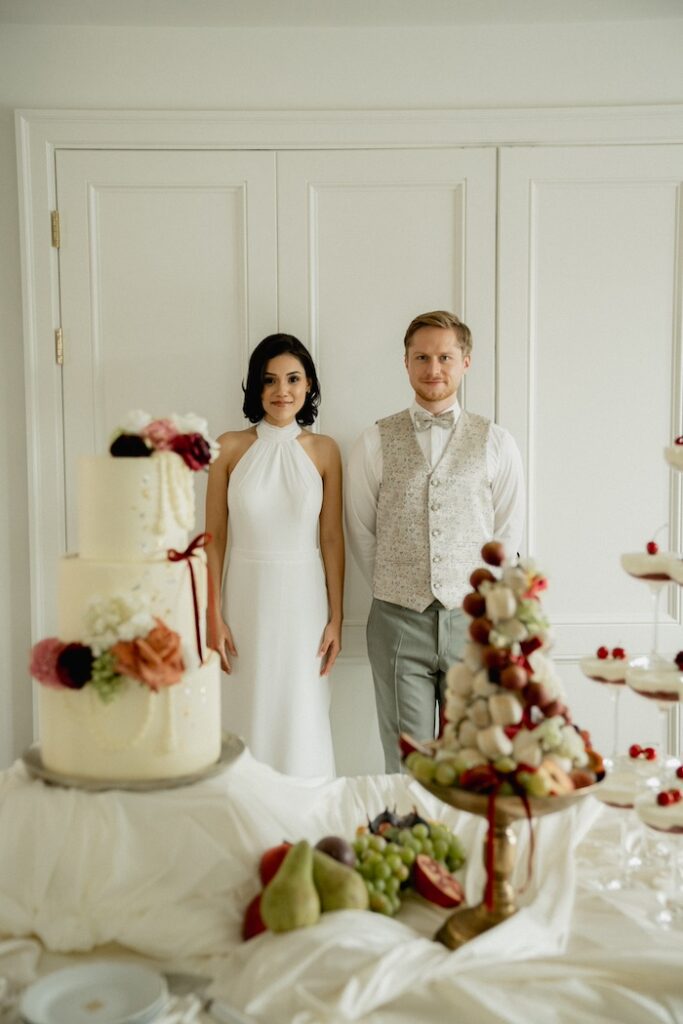 Brautpaar am Sweet Table im Foyer des Rosewood Schloss Fuschl - Hochzeitsplanung ist Österreich, begleitet durch Glanz Hochzeiten, Hochzeitsplaner aus München