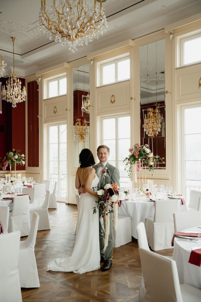 Brautpaar im Ballsaal des rosewood Schloss Fuschl - Hochzeitsplanung Österreich