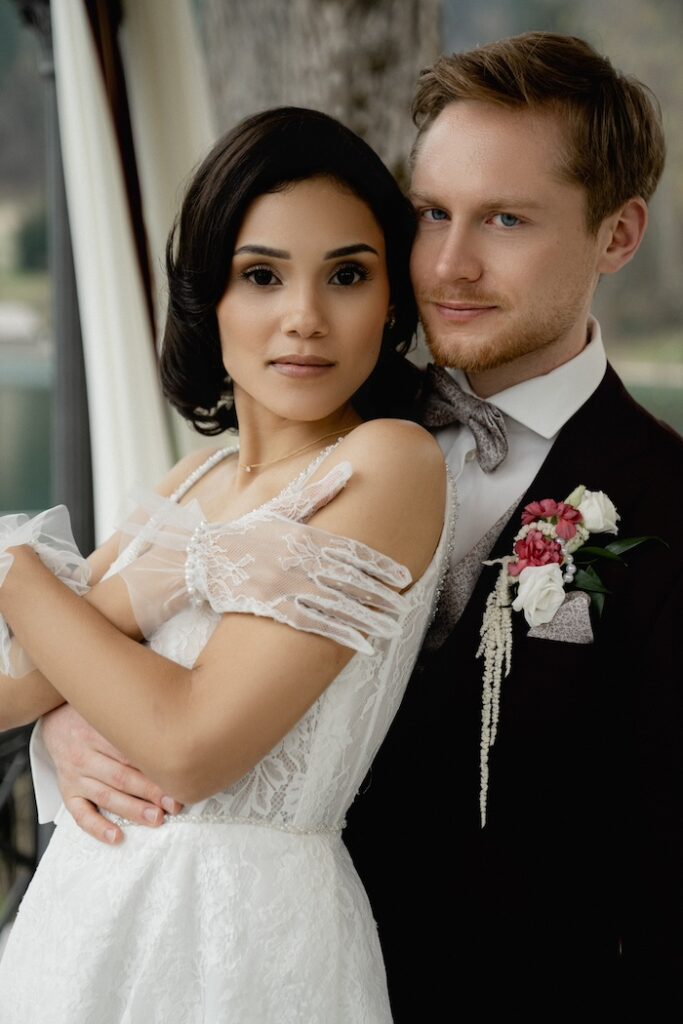 Brautpaar liegt sich in den Armen - Hochzeit in Österreich begleitet von Glanz Hochzeiten