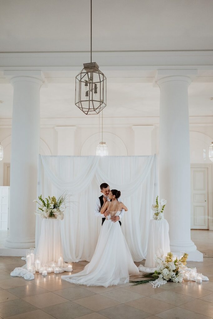 Brautpaar vor dem Altar - Hochzeit im Glassalon Schloss Dachau