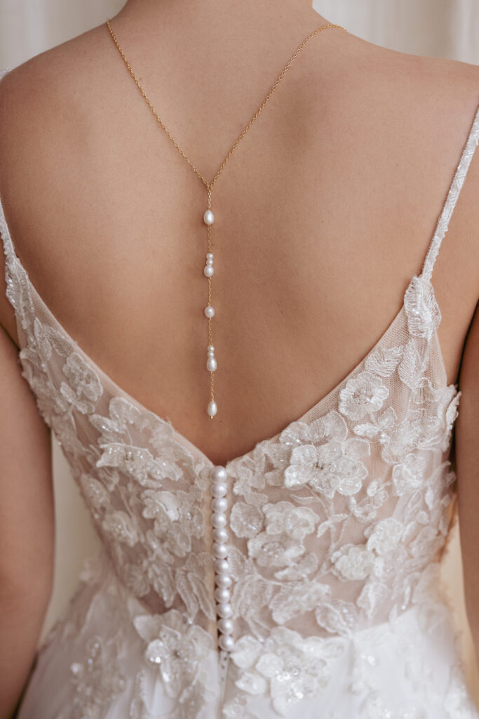 Brautschmuck Style Guide: Dein perfekter Look für die Hochzeit Rückenkette Mila Sternenauge